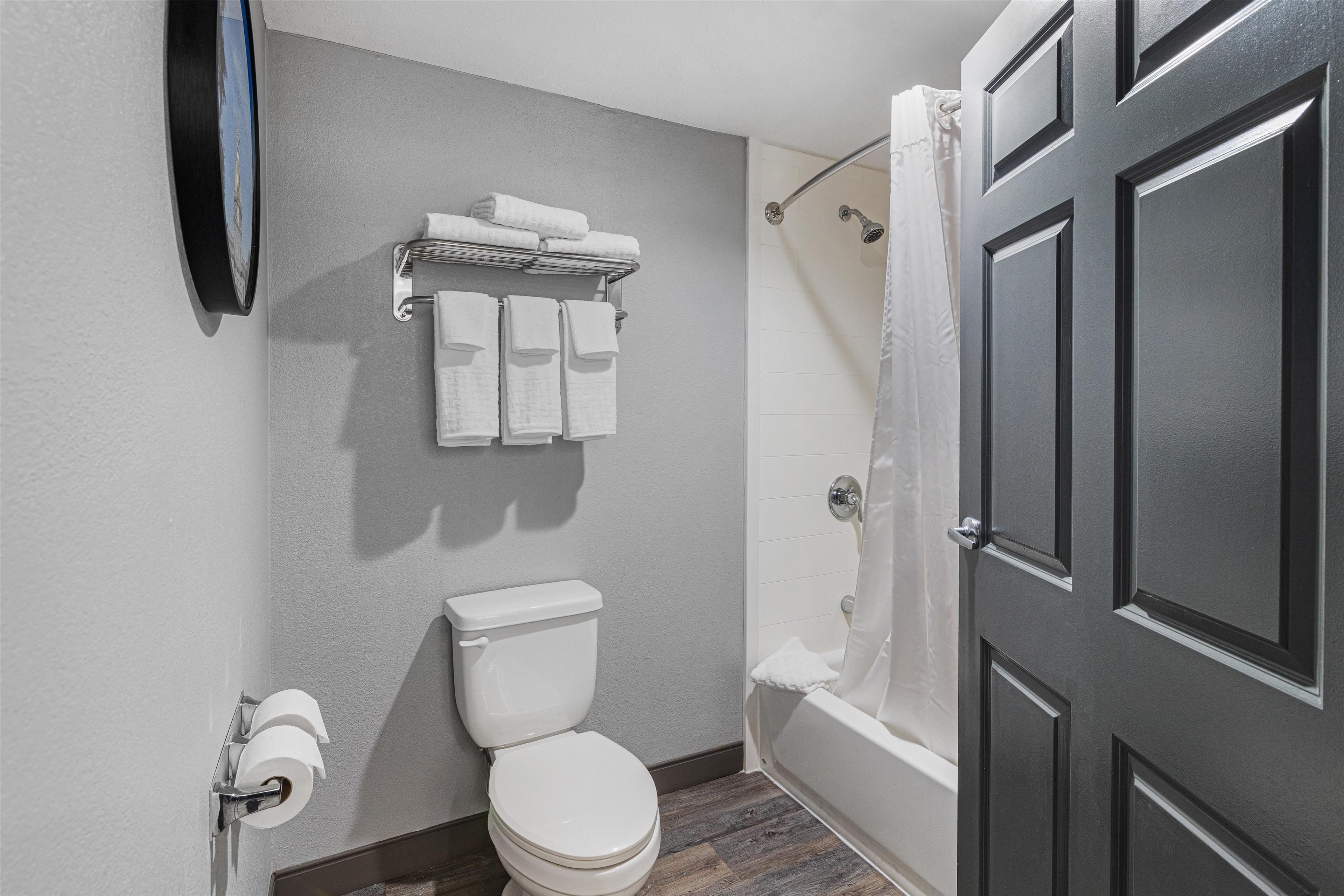 Best Western Plus Savannah Gateway - Tap to explore photos