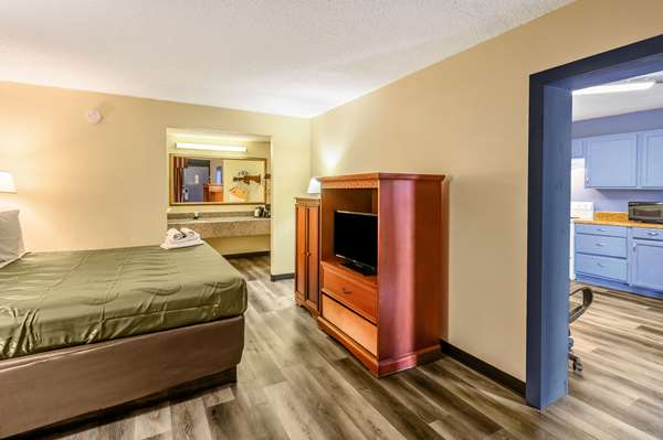 Suite - Quality Inn East New Orleans - I-10, Exit 244
