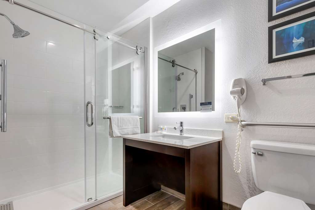 COMFORT INN AND SUITES GREER - GREE-guestroom-Guest Room,Bathroom,On-Site.jpg