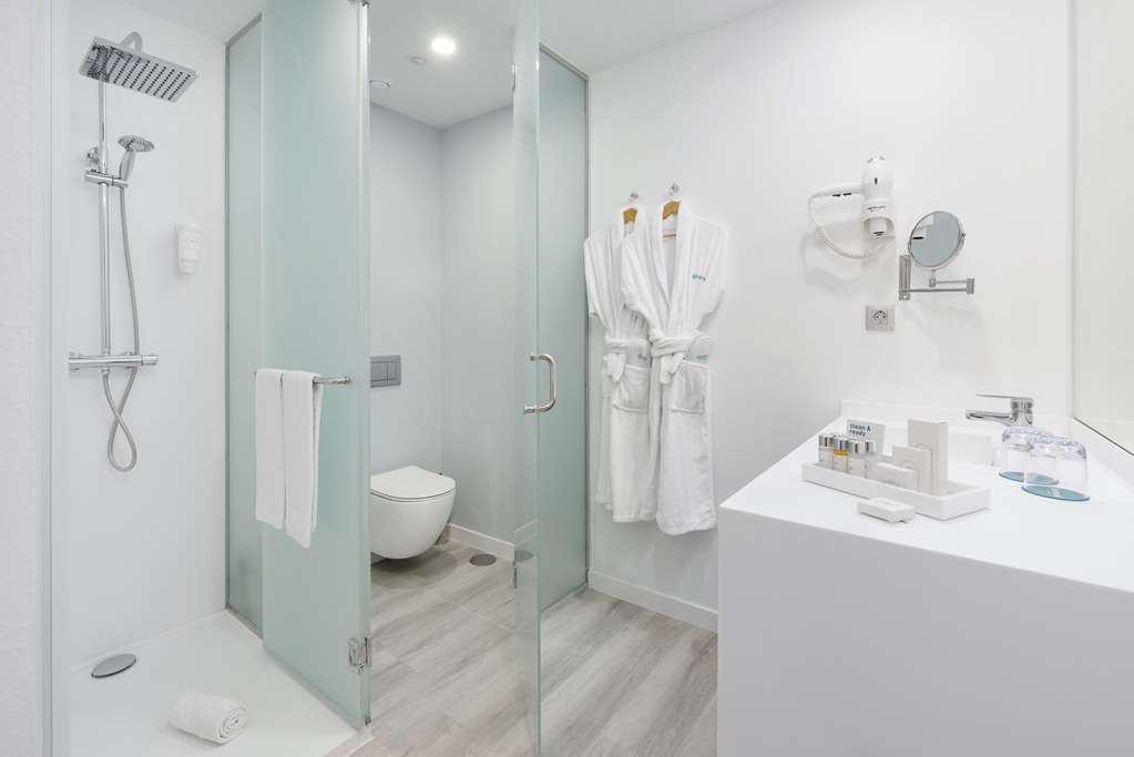 OCCIDENTAL LAS PALMAS-guestroom-Guest Room,Bathroom,Suite,On-Site.jpg