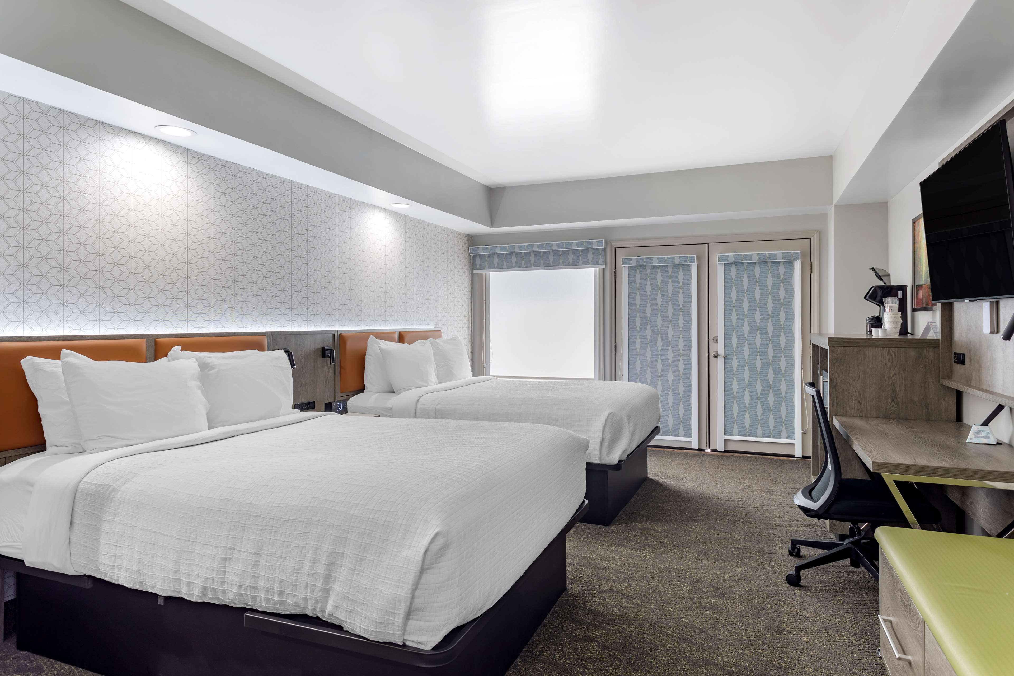 Best Western Plus Apple Valley Lodge Pigeon Forge - Tap to explore photos