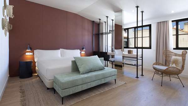 KING SUPERIOR ROOM