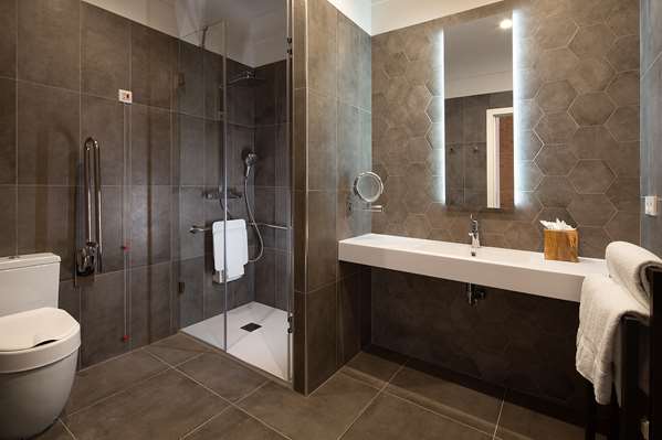 KING ACCESSIBLE GUEST ROOM