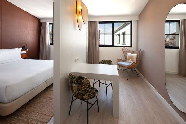 KING DELUXE ROOM