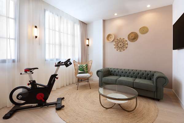 KING FIVE FEET TO FITNESS ROOM