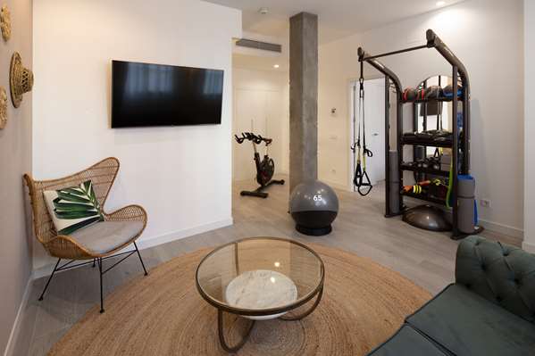 KING FIVE FEET TO FITNESS ROOM