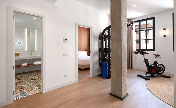 KING FIVE FEET TO FITNESS ROOM