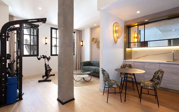 KING FIVE FEET TO FITNESS ROOM