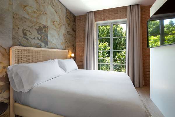KING ACCESSIBLE GUEST ROOM