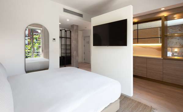 KING SUPERIOR ROOM