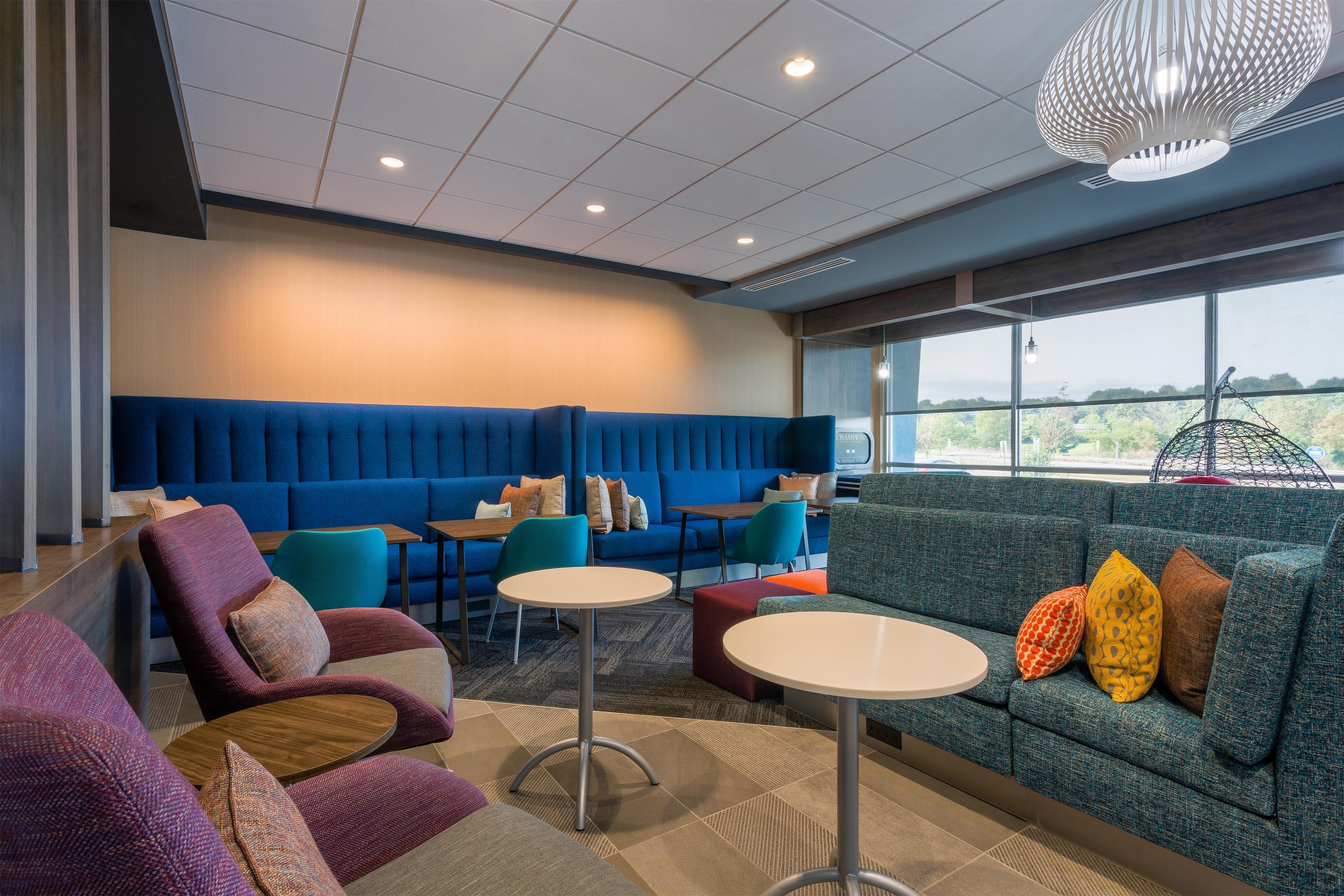Lobby | Tru by Hilton Radford, VA