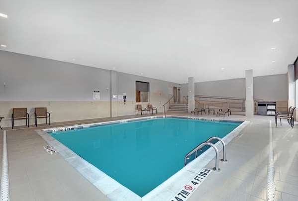Pool - Hampton Inn & Suites Belleville
