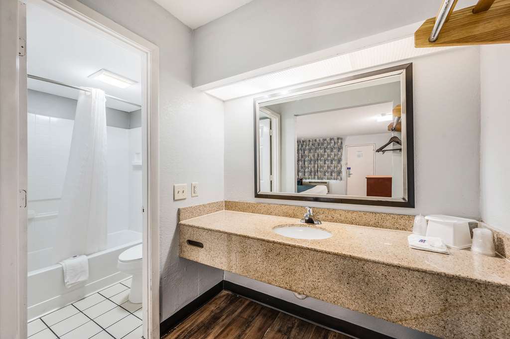 MOTEL 6 TUPELO, MS - DOWNTOWN-guestroom-Guest Room,Bathroom,On-Site.jpg