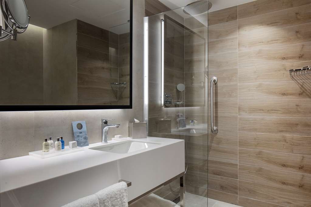 RADISSON HOTEL IZMIR ALIAGA-guestroom-Bathroom.jpg