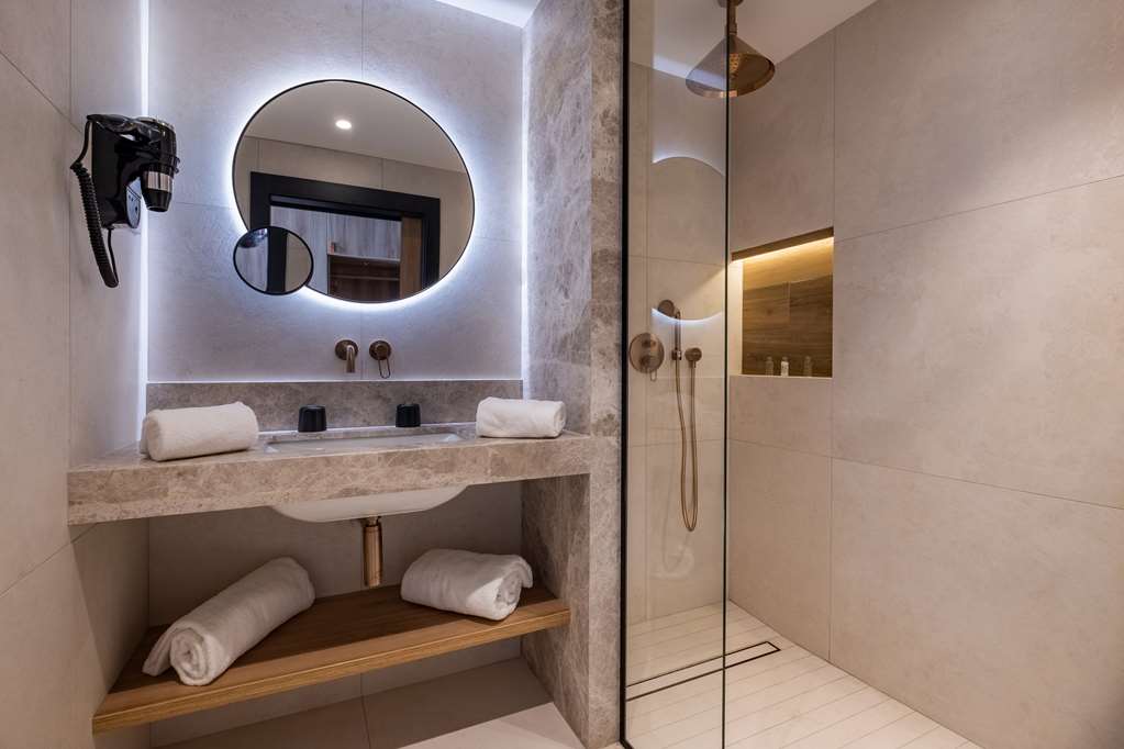 GOLDEN TULIP LYON OUEST - HOTEL & S-guestroom-Guest Room,Bathroom,Accessibility,On-Site.jpg