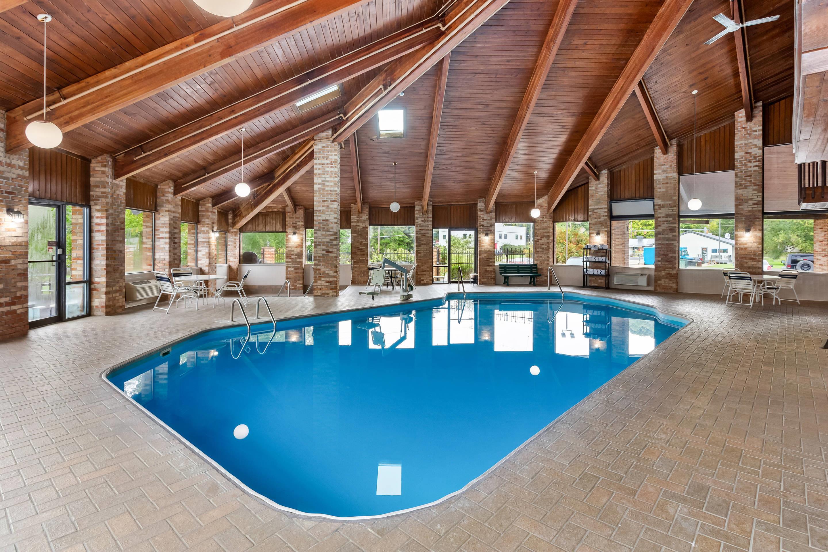 Indoor pool | Quality Inn Athens