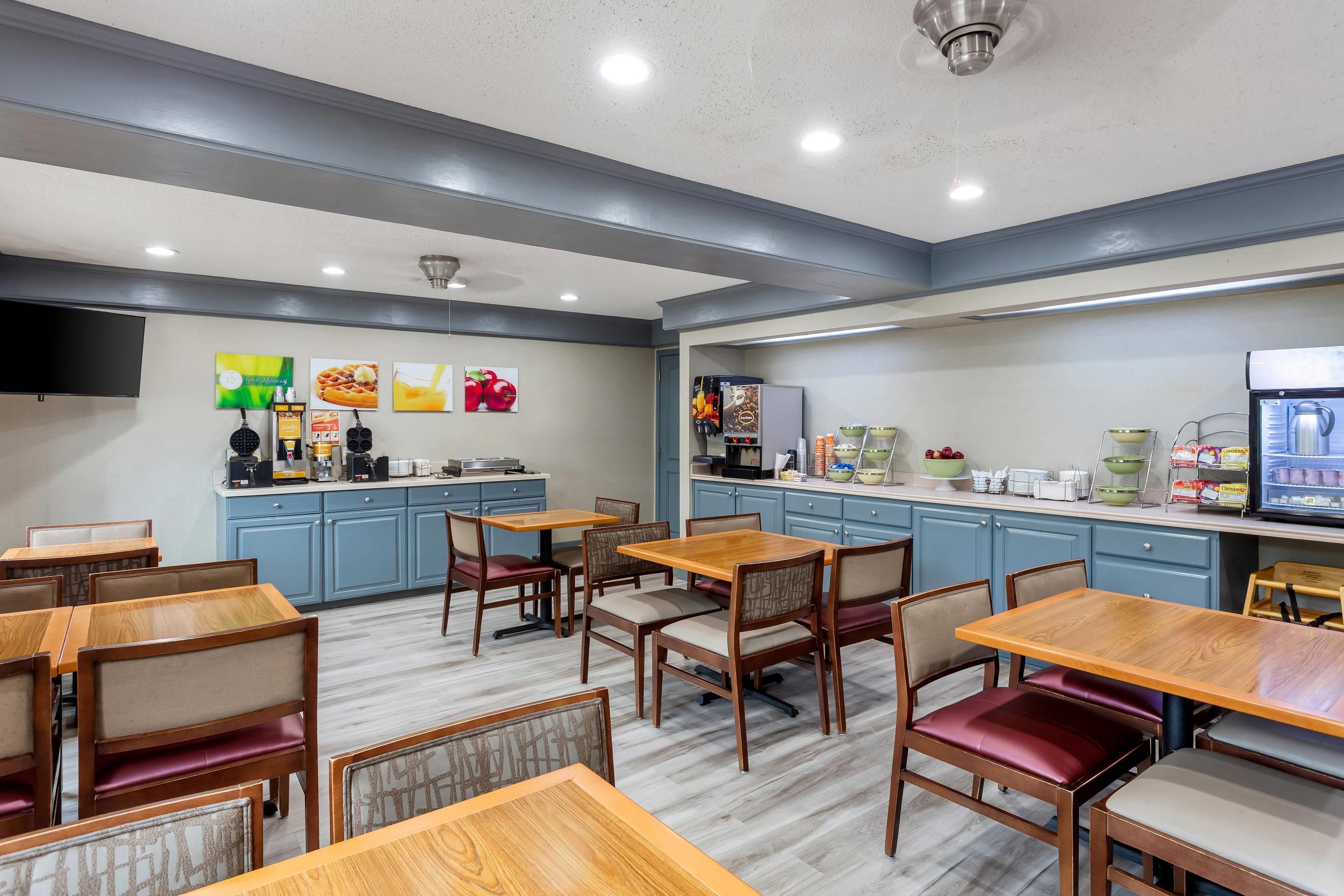 Breakfast area | Quality Inn Athens