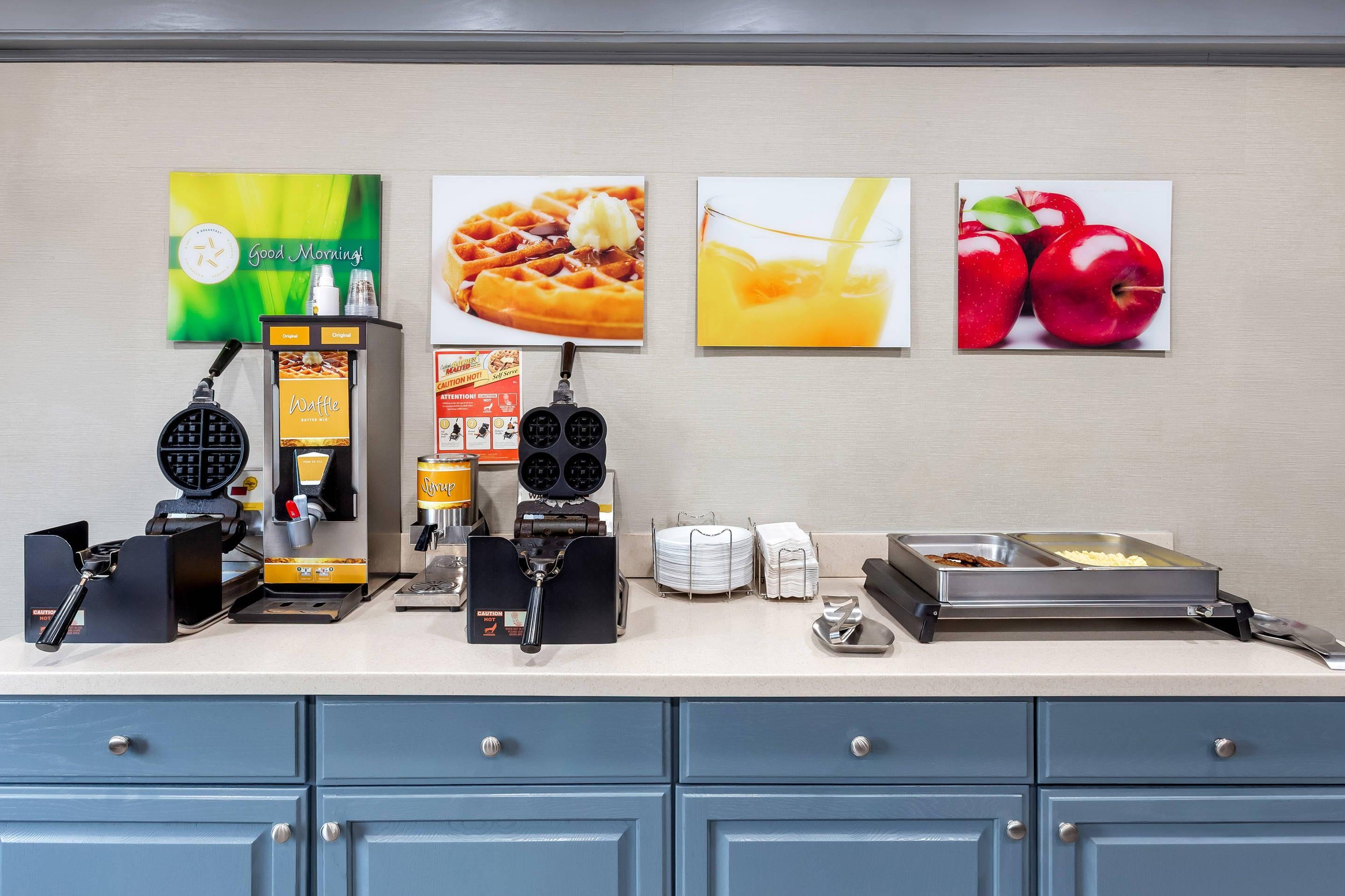Breakfast area | Quality Inn Athens