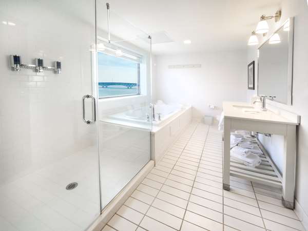 Suite - Niagara Riverside Resort Niagara Falls