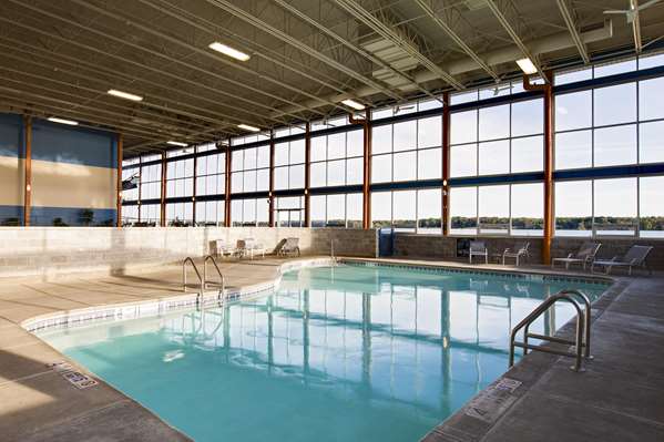 Pool - Niagara Riverside Resort Niagara Falls