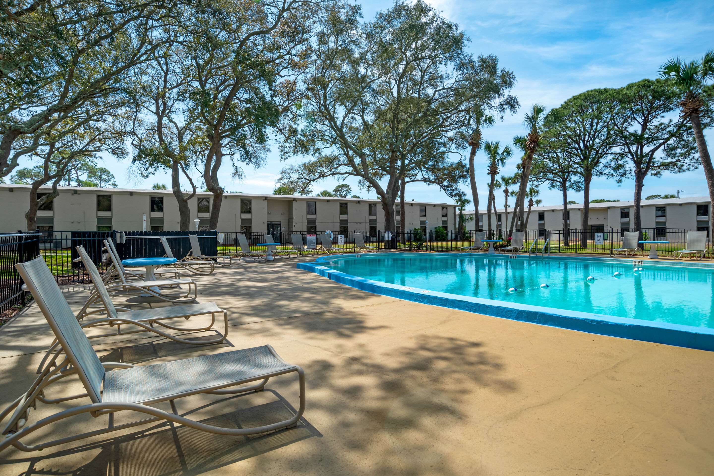 Outdoor pool | Quality Inn Fort Walton Beach - Destin West