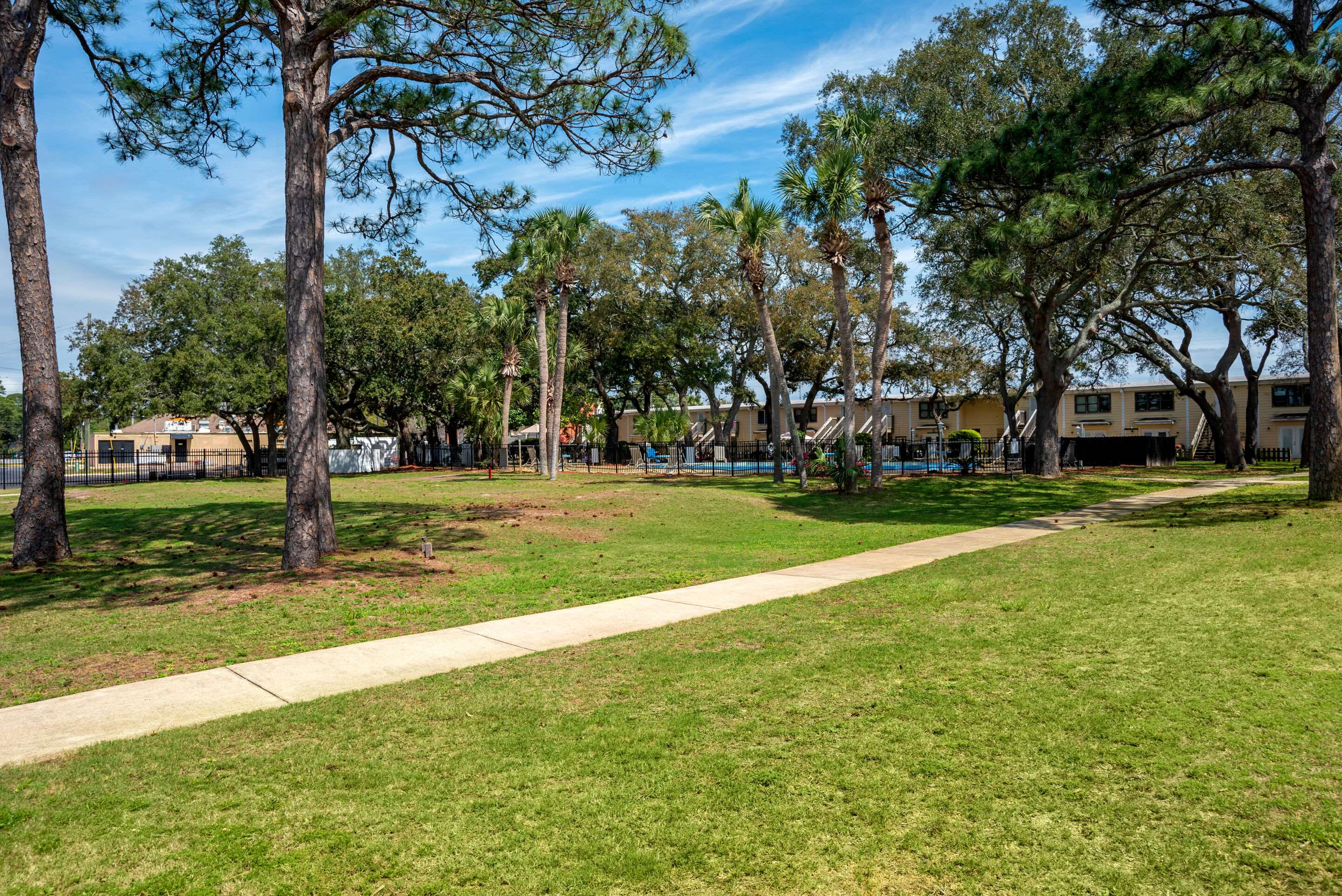 Courtyard | Quality Inn Fort Walton Beach - Destin West