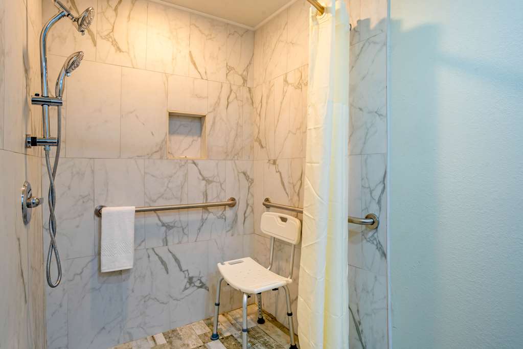 QUALITY INN FORT WALTON BEACH - DES-guestroom-Guest Room,Bathroom,On-Site.jpg