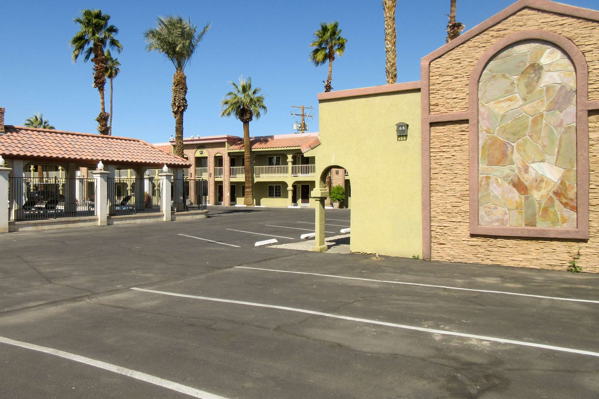 Hotel exterior | Econo Lodge