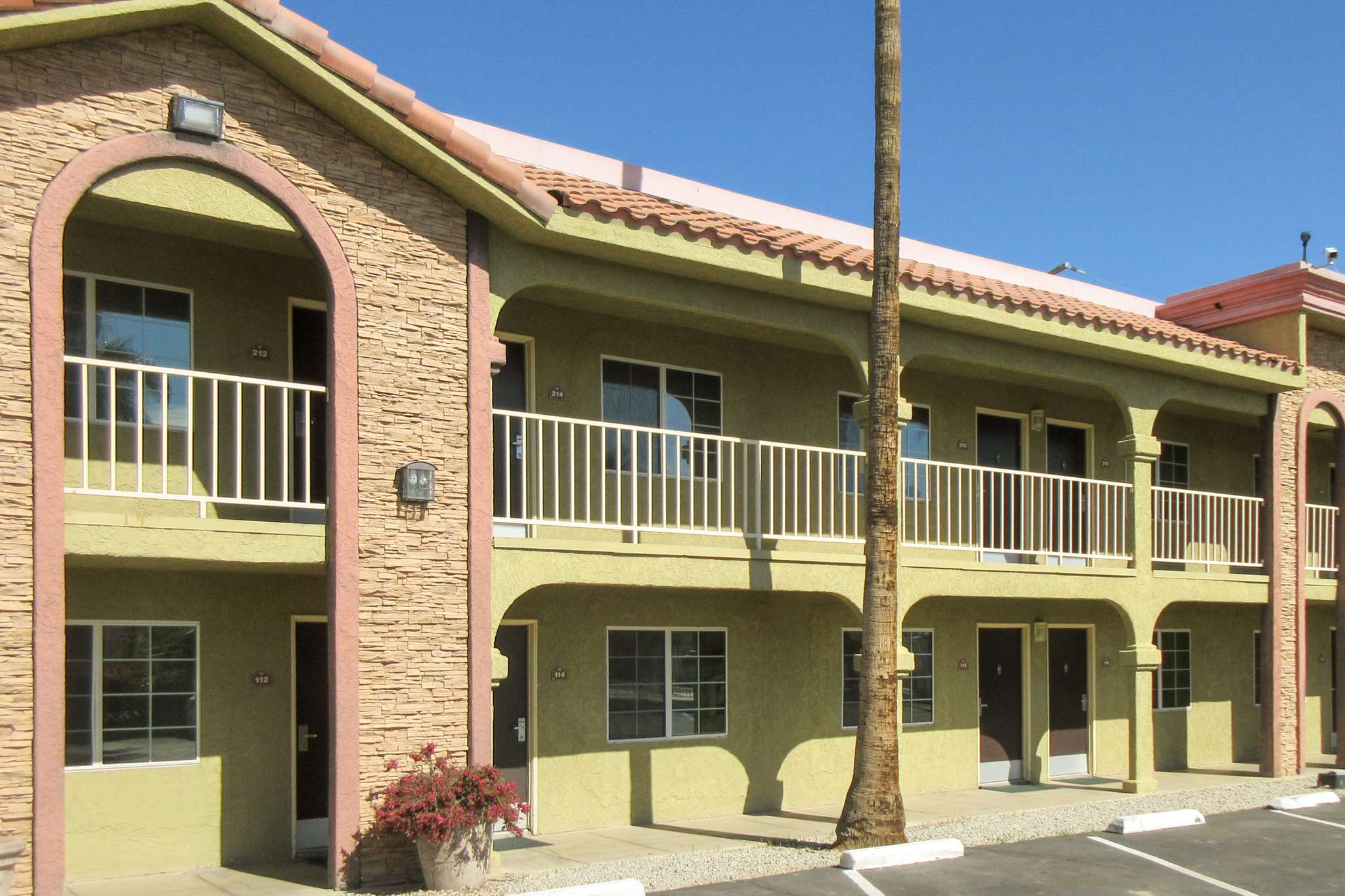 Hotel exterior | Econo Lodge