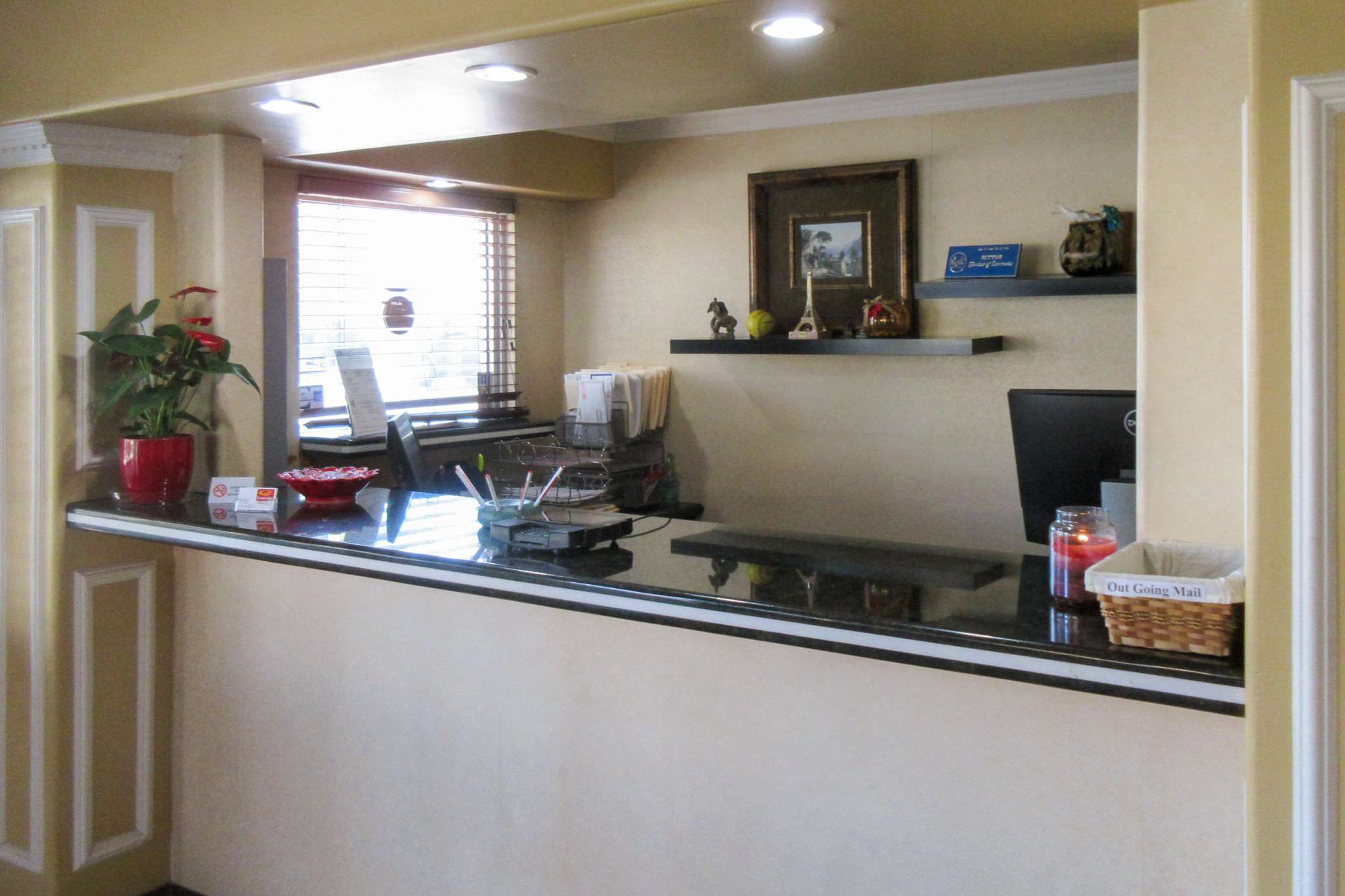 Front desk | Econo Lodge