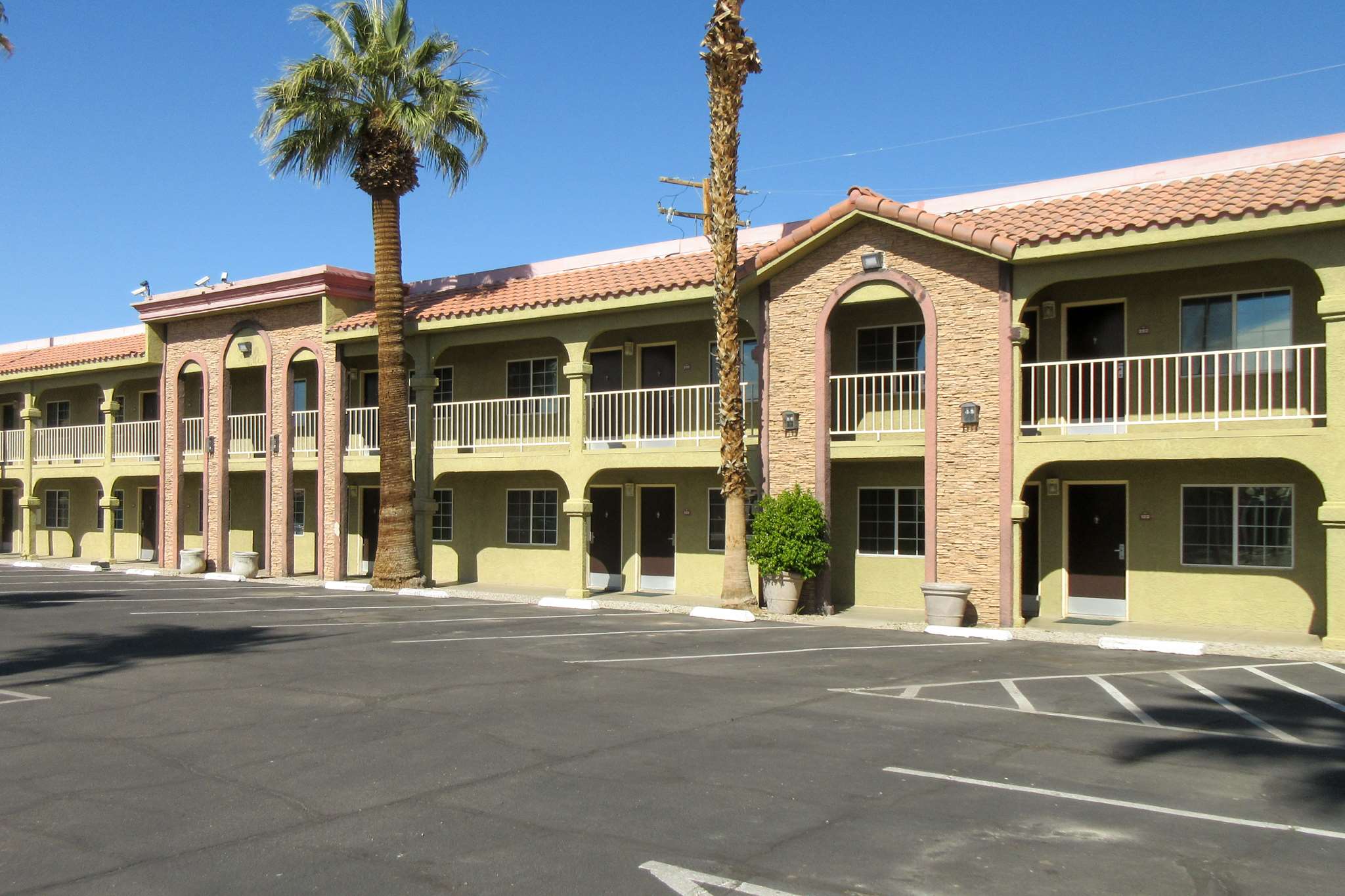 Hotel exterior | Econo Lodge