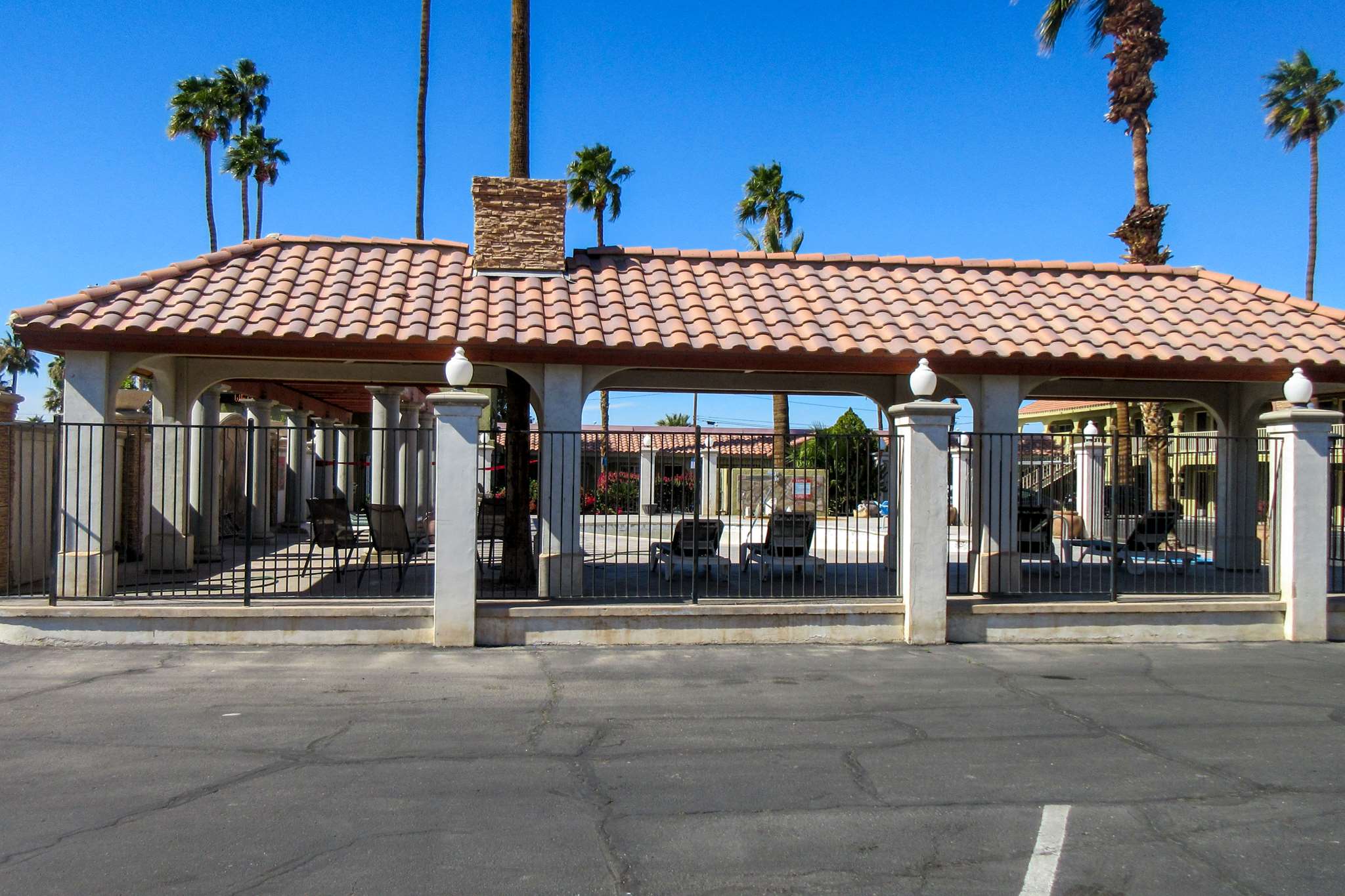 Outdoor pool | Econo Lodge