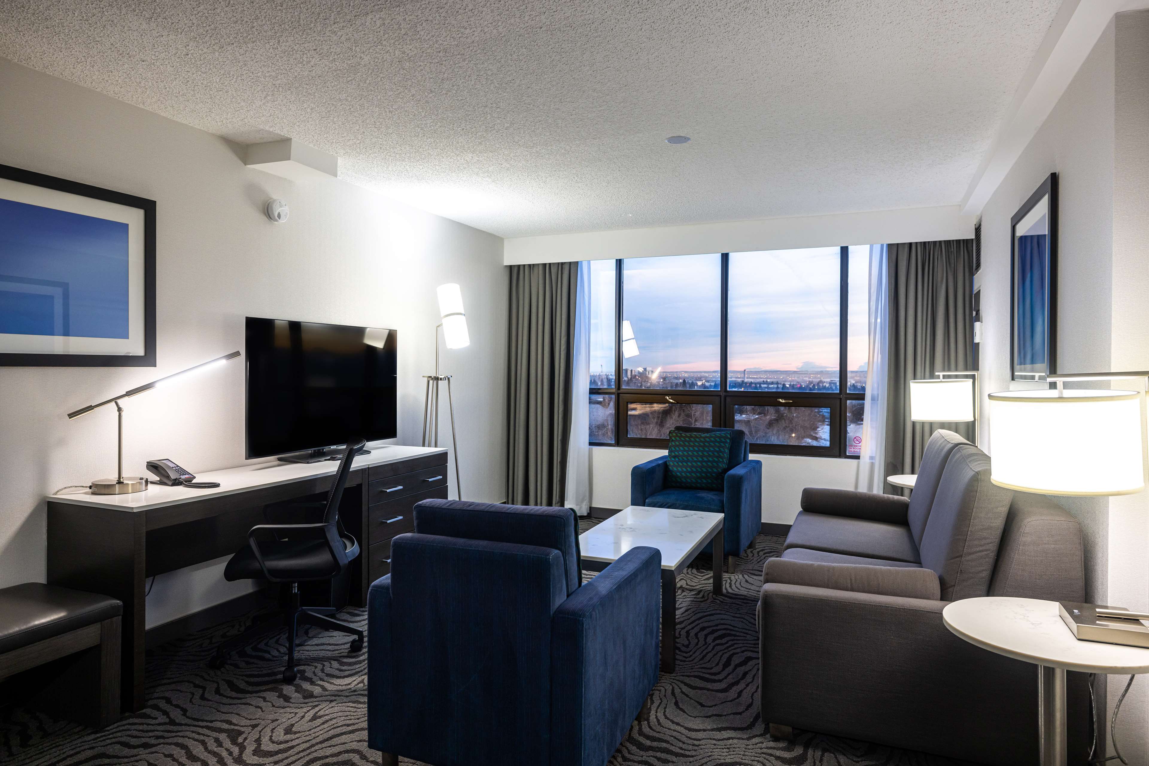 DoubleTree by Hilton Calgary North Room Type - 1 KING 2 ROOM SUITE