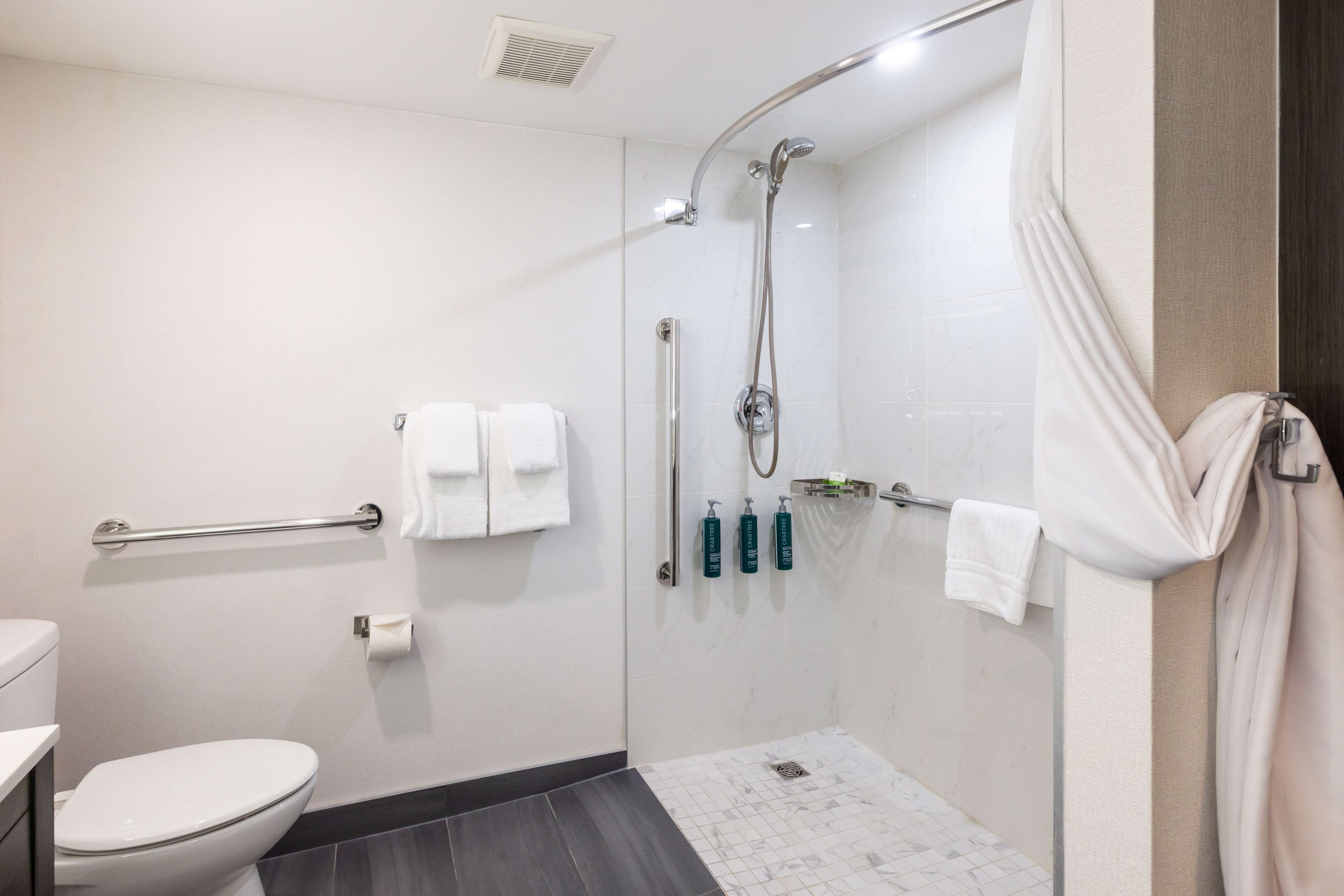 DoubleTree by Hilton Calgary North Room Type - 1 QUEEN ACC RM ROLLIN SHWR