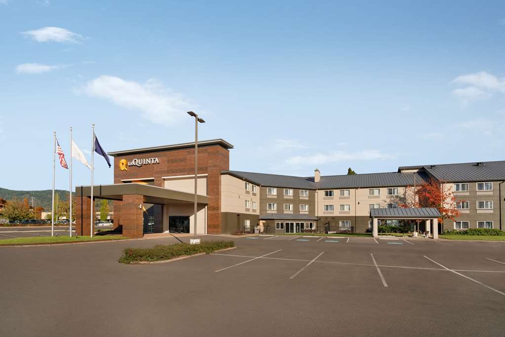 La Quinta Inn & Suites by Wyndham