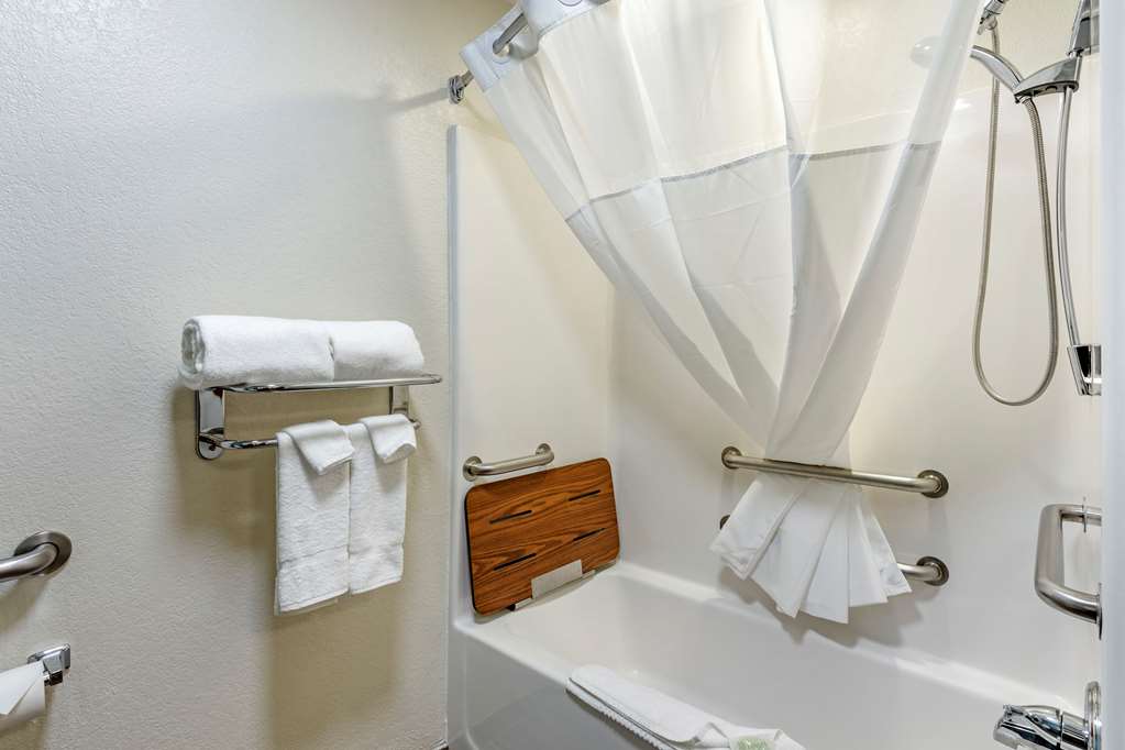 SLEEP INN ST ROBERT-FORT LEONARD WO-guestroom-Guest Room,Bathroom,On-Site.jpg
