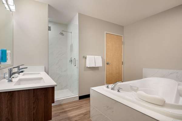 Suite - Microtel Inn & Suites by Wyndham Kelowna
