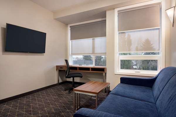 Suite - Microtel Inn & Suites by Wyndham Kelowna