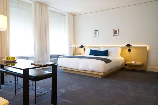 Suite - Ambassador Hotel Downtown Chicago