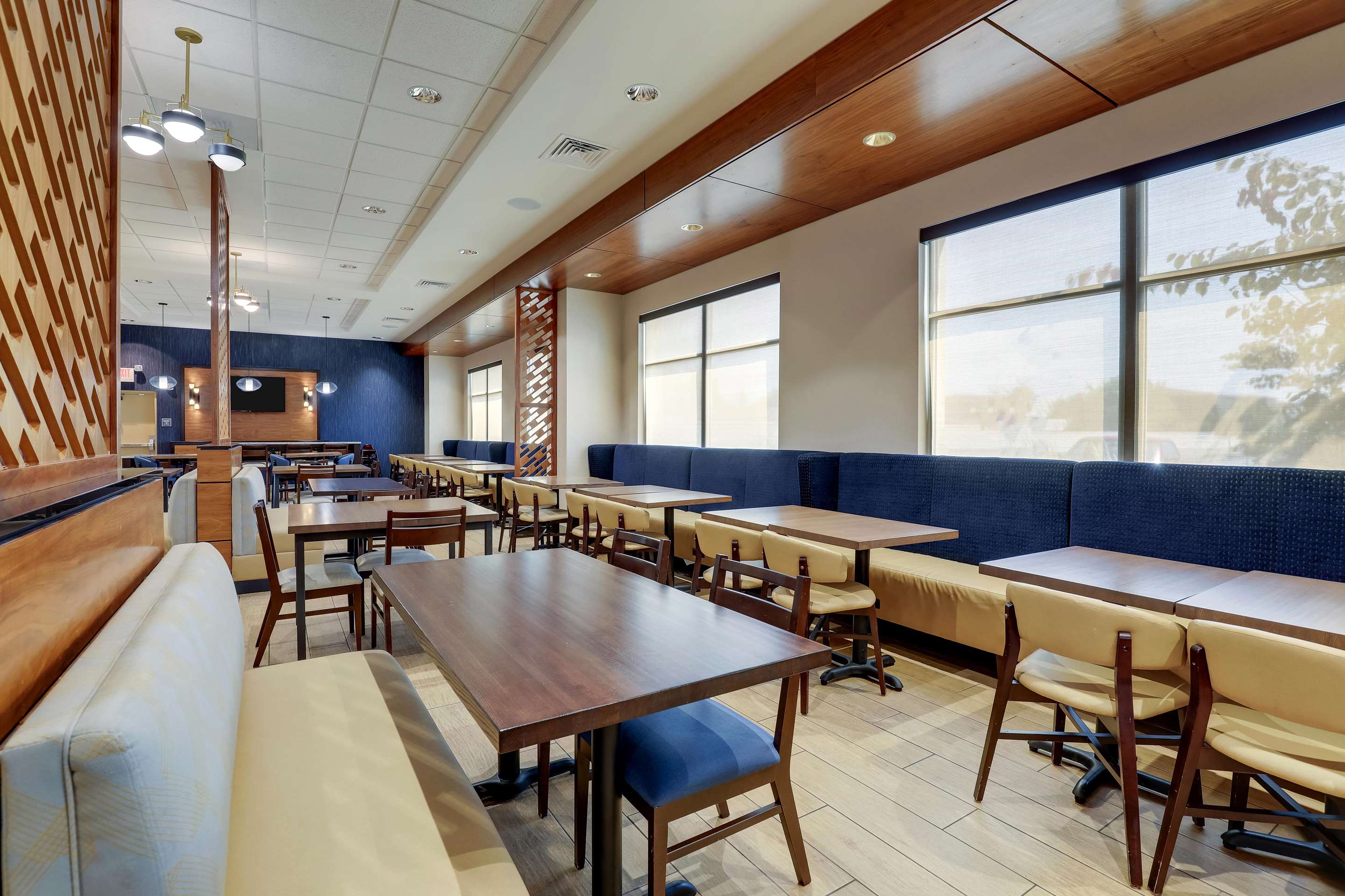 Dining Area | Drury Inn & Suites Lafayette IN