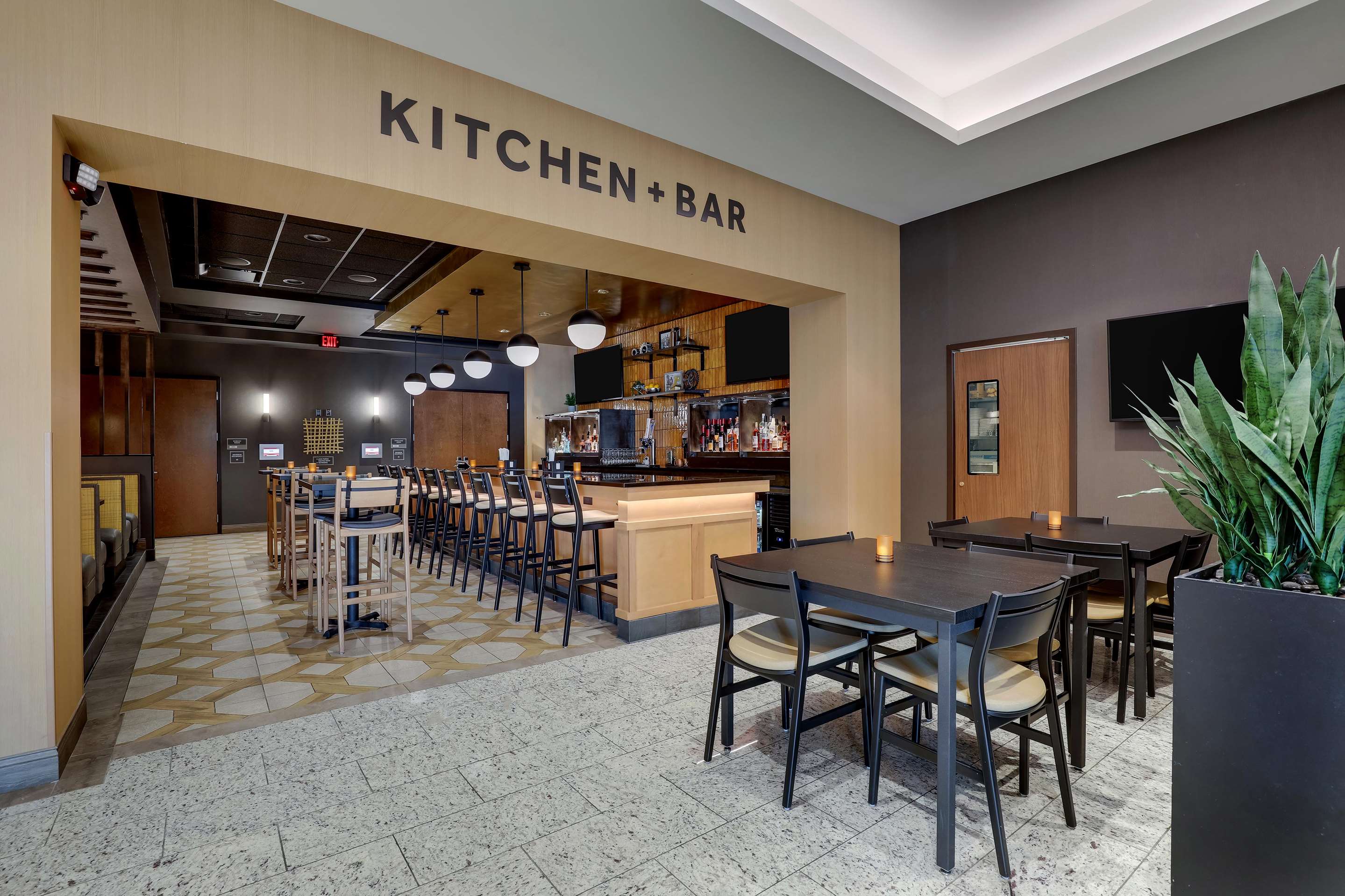 Kitchen Bar | Drury Inn & Suites Lafayette IN