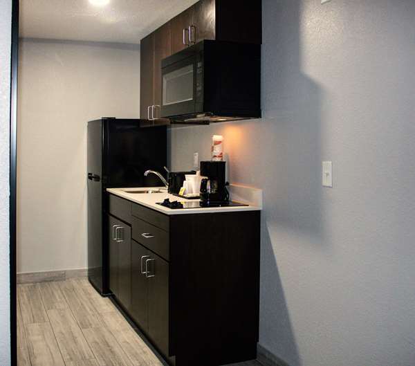  - Suburban Studios Roseville - I-94, Exit 232