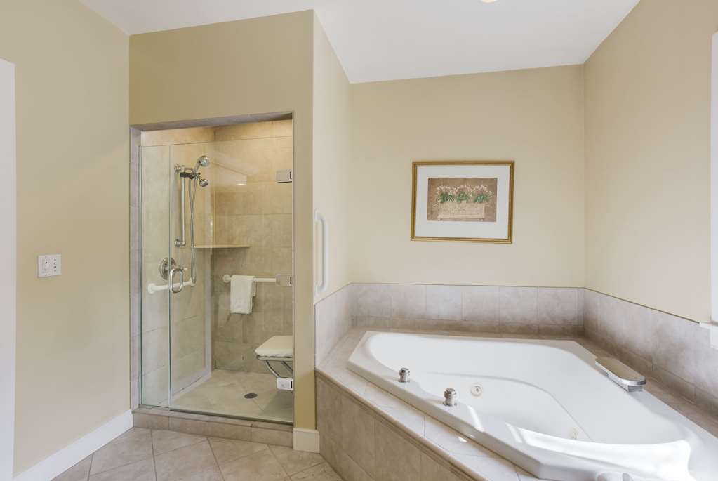 THE PALMER HOUSE RESORT AN ASCEND C-guestroom-Guest Room,Bathroom,On-Site.jpg