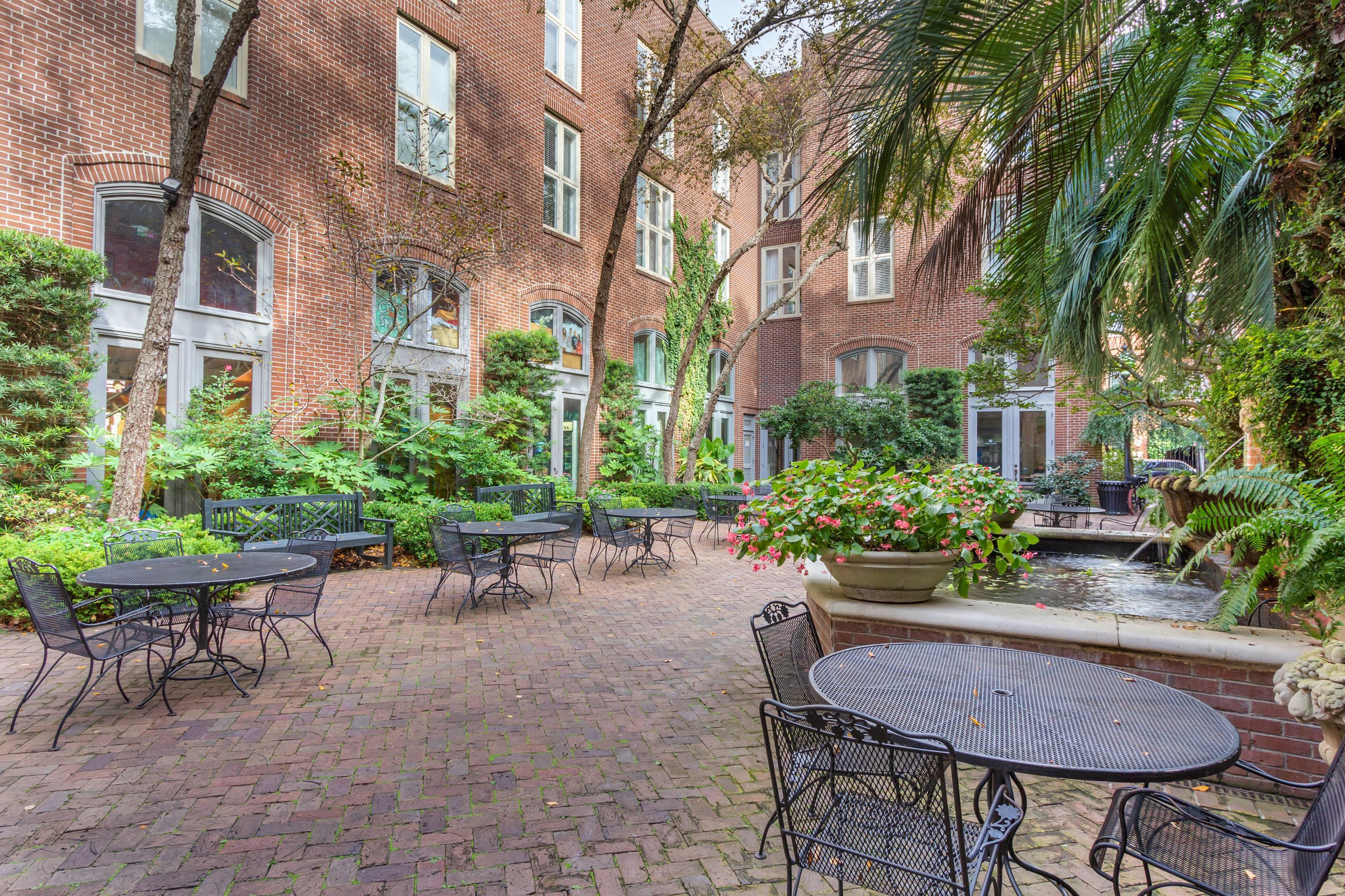 Outdoor courtyard | Church Street Inn Historic Charleston, Ascend Collection Hotel