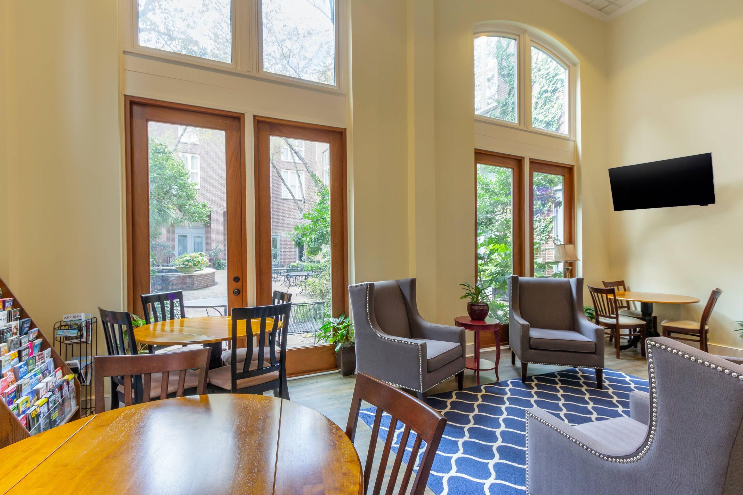 Spacious lobby with sitting area | Church Street Inn Historic Charleston, Ascend Collection Hotel