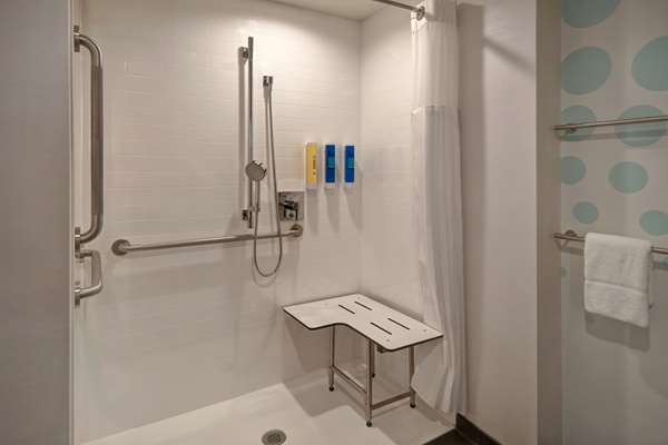  - Tru by Hilton Hotel Concord