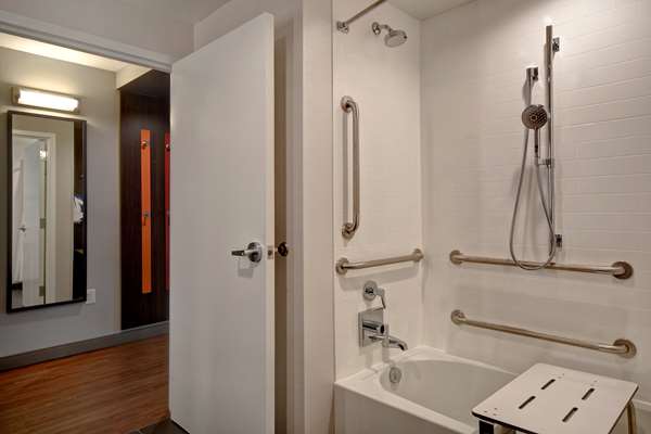  - Tru by Hilton Hotel Concord