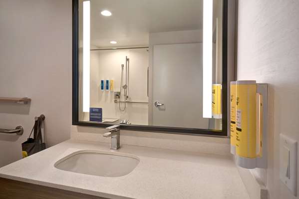  - Tru by Hilton Hotel Concord