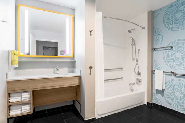  - Tru by Hilton Downtown Market Center Dallas - I-35, Exit 430B