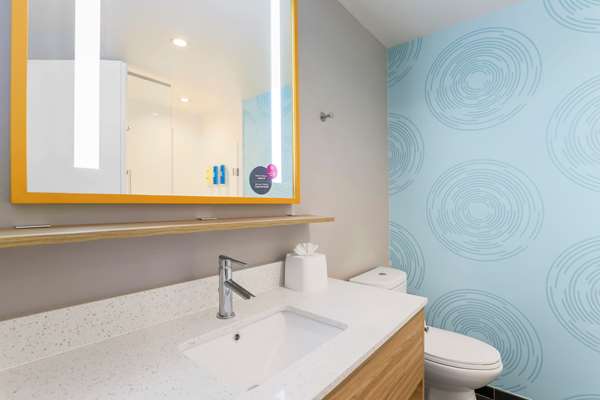  - Tru by Hilton Downtown Market Center Dallas - I-35, Exit 430B